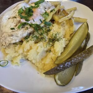 Ryba gotowana z ziemniakami puree i ogórkiem kiszonym