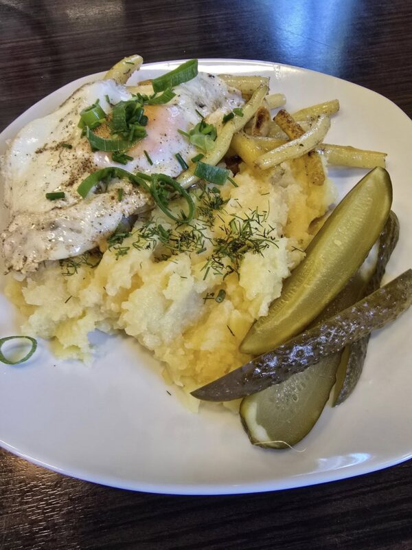 Ryba gotowana z ziemniakami puree i ogórkiem kiszonym