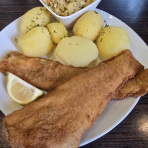 Ryba smażona z ziemniakami i surówką