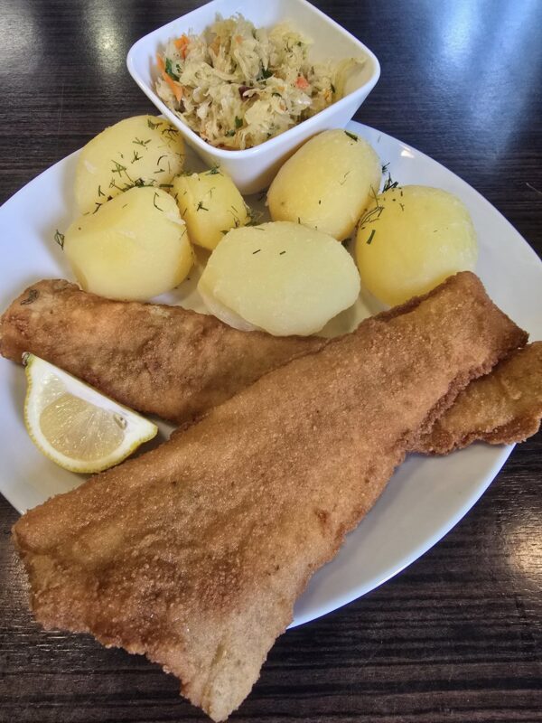 Ryba smażona z ziemniakami i surówką