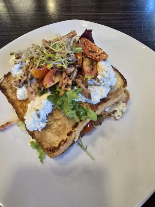 TOST FRANCUSKI - tost opieczony w jajku, bekon, twarożek, sałatka (zamiennie zamiast boczku pieczarki pieczone)